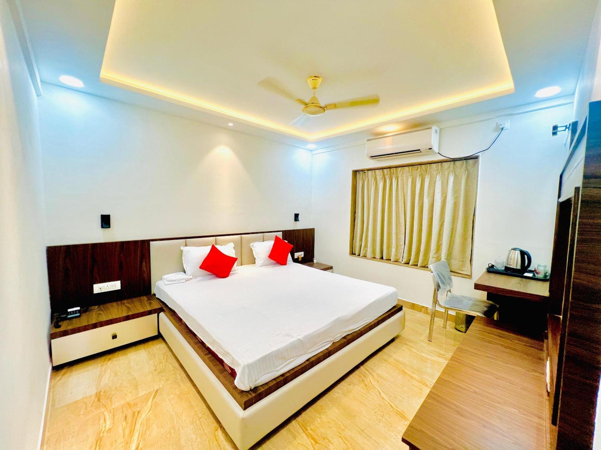 Petals Banquet And Suites, Newtown Business Club Hotel 4*